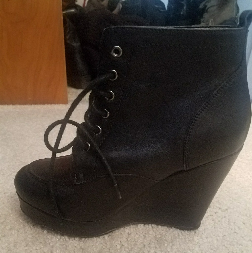 Deena & Ozzy wedge shoes